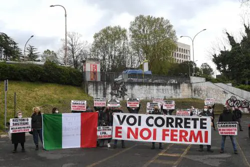 E il popolo di "Io Apro" si ritrova senza piazza