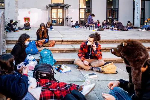 Da oggi in classe più di 6 milioni di studenti. Timori dei docenti: "Prima immunizzateci tutti"