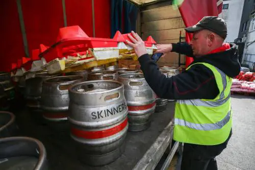 E Londra riapre i pub: "Riprendiamoci la vita"