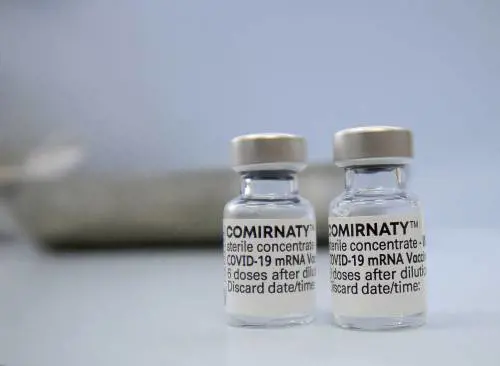 Su 100mila dosi, 13 le reazioni gravi al vaccino. L'annuncio di Pfizer: "Presto il siero  under 12"