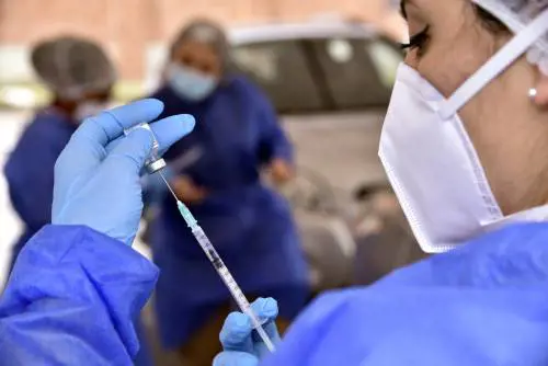 La sentenza "mortale" sui giovani: non saranno vaccinati prima dell'estate