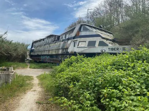 Il relitto okkupato dai rom: un monumento al degrado nel cuore di Roma
