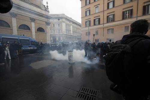 In piazza la rabbia contro le chiusure. "Dignità e lavoro". Scontri con la polizia: idranti sui violenti