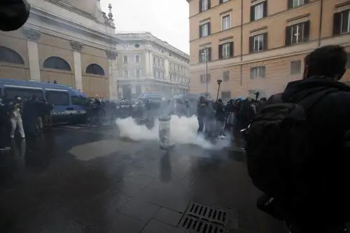 In piazza la rabbia contro le chiusure. "Dignità e lavoro". Scontri con la polizia: idranti sui violenti