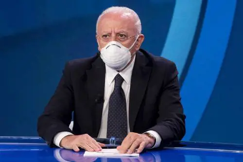 Primo week-end di libertà tra le Regioni. Iss: "Lenti miglioramenti, serve cautela"