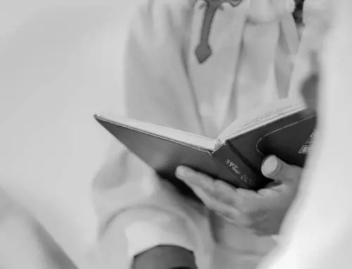 "Scrivete le vostre bestemmie". È bufera sul parroco
