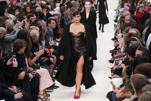 Valentino s-veste la fluidità di genere. La moda diventa una tribuna politica