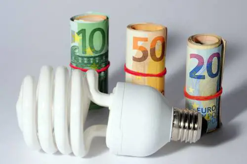 Bollette, ecco quanto costa alle famiglie un anno di corrente elettrica
