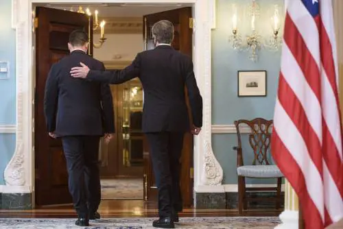 Il velo di May(o): i 5S si intestano il ritiro dall'Afghanistan