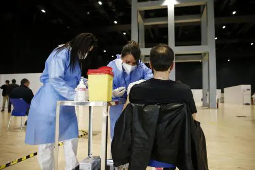 Vaccinazioni con un microchip: "Ecco perché il futuro è questo"