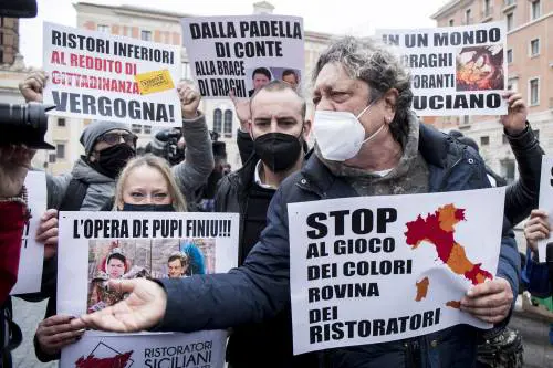 Lo dicono pure Burioni e Pregliasco: ​"Perché bar e ristoranti vanno aperti"