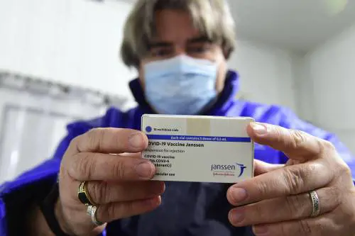 Ema promuove J&J: "Il siero è sicuro". Ecco 184mila dosi solo per gli over 60
