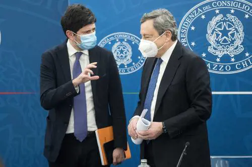 Speranza: "Valutazioni su J&J ma è vaccino da usare. Riaperture? A maggio"