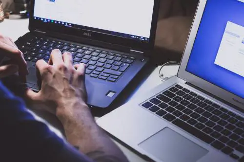 "Ti faccio diventare influencer". Bidello accusato di adescamento
