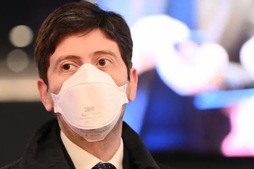 Il ministro vacilla, Letta lo rassicura