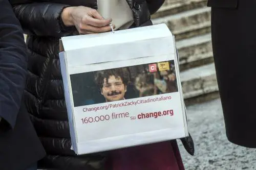 Niente processo né avvocati Zaki in carcere altri 45 giorni