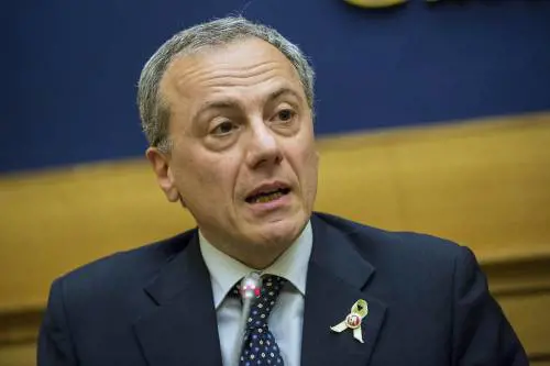 Elio Vito esprime solidarietà a Travaglio. E scoppia la polemica