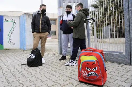 Ecco l'ultima follia: "Pranzo al sacco per gita online"