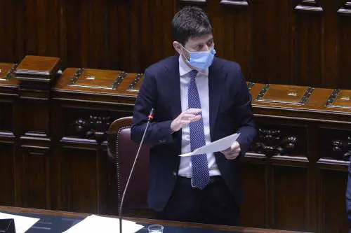 Nel terzo trimestre 50 milioni di vaccini "Entro l'autunno torna la normalità"