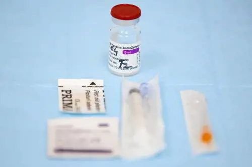 La "fine" di AstraZeneca: cosa accadrà con le dosi