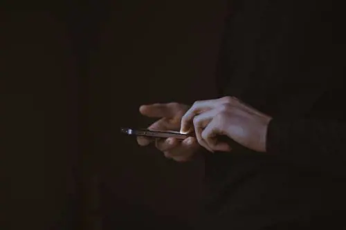 "Il tuo pacco sta arrivando, seguilo qui". L'ultima truffa via sms