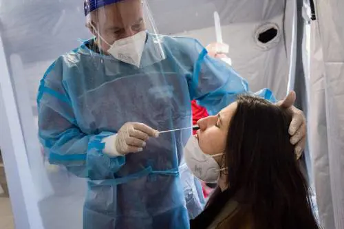 "Green pass solo ai vaccinati". Arriva la proposta che fa discutere