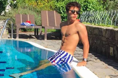 La foto choc della notte con Grillo&Co: "Genitali sulla testa della ragazza"