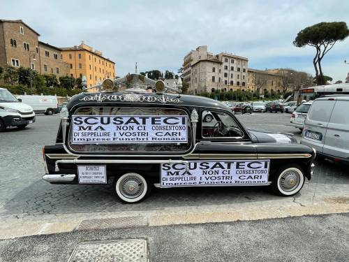 Cimiteri romani al collasso: "Costretti ad arrivare in Calabria per una cremazione"