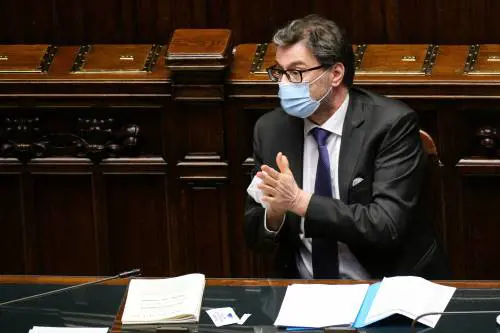 "Dimmi, tu chi rappresenti?". Così Giorgetti ha zittito Speranza