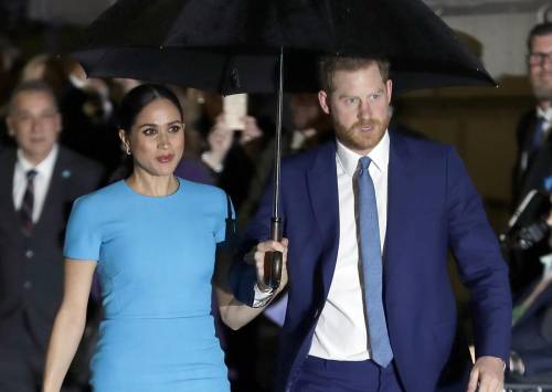 Meghan Markle segue il funerale dalla tv: "Nella corona di fiori una sua nota scritta a mano"