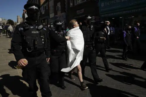 Si denuda durante il minuto di silenzio per Filippo: fermata una donna