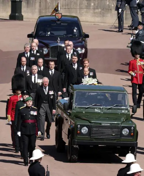 La solitudine della Regina un passo indietro al suo Filippo