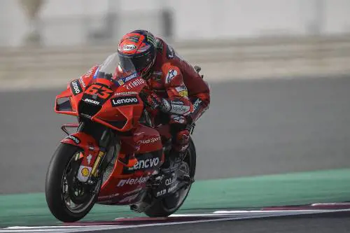 È un'Italia in testa e coda. Pecco davanti in pole, Rossi e Dovi dietro a tutti