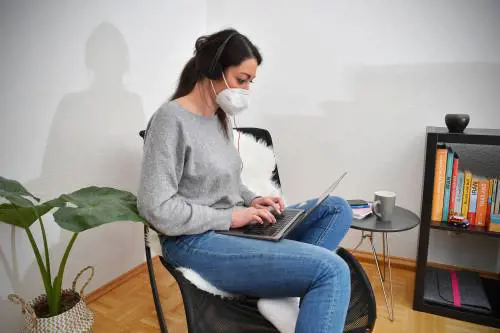 Mascherine sul lavoro solo consigliate. Smart working per i dipendenti "fragili"