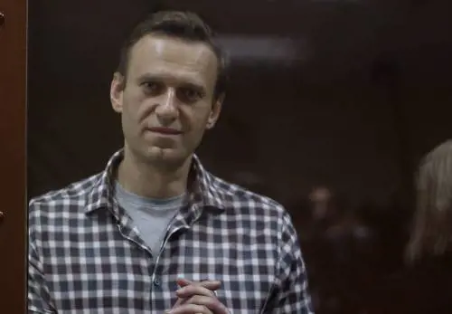 Navalny è solo in udienza: arrestati tre dei suoi legali