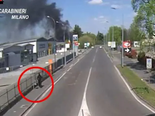 Lo licenziano, dà fuoco all'azienda