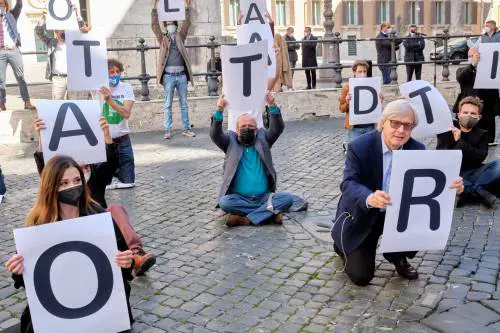 Vittorio Sgarbi: "Ecco cosa ho scritto a Speranza. Noi abbiamo rischiato la vita"