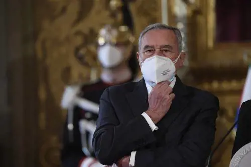 Grasso tuona sui vitalizi ma sistema parenti e amici