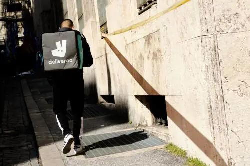 "I rider Deliveroo sono autonomi e non lavoratori dipendenti"