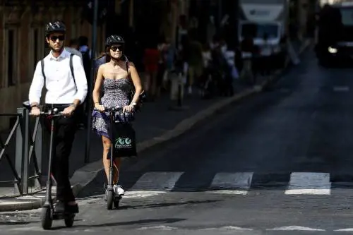 Casco, giubbotto riflettente e divieto dopo il tramonto: cosa cambia per il monopattino