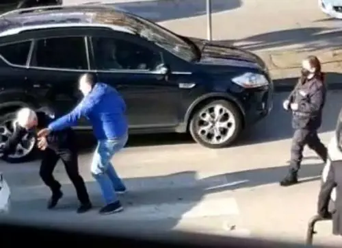 "Ma chi ti conosce? Io ti ammazzo". Pesta il vigile che lo ha multato