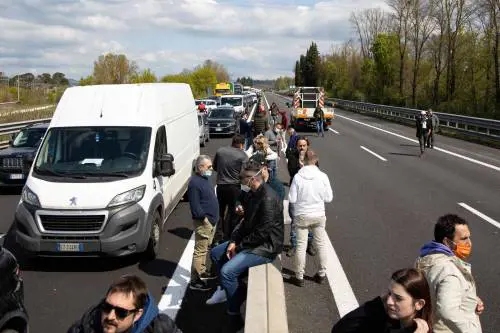 I ristoratori bloccano ancora l'Autosole. "Ci prendono in giro, fateci lavorare"