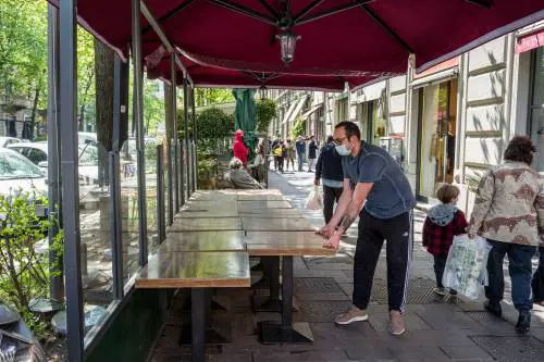 La mascherina? Ora dovrete indossarla a tavola