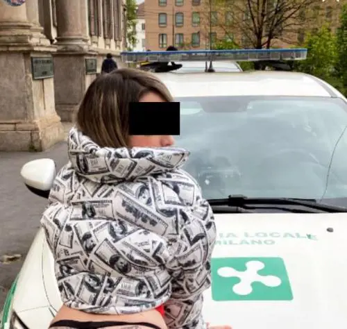 La foto sull'auto della polizia locale che indigna Milano