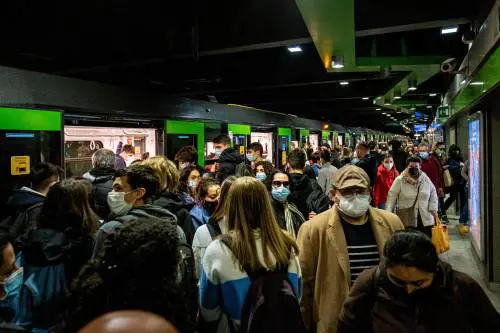 Aule piccole e trasporti. "Non è proprio sostenibile aprire le scuole al 100%"