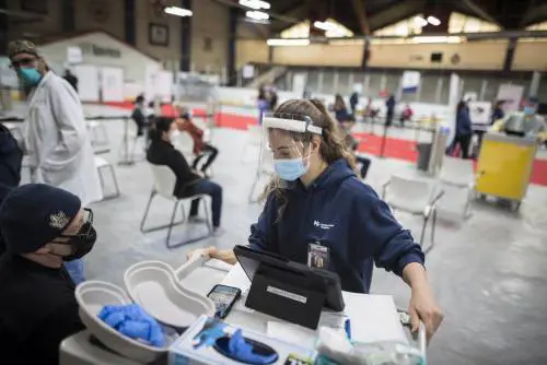 Scatta l'allarme sulla nuova variante: perché resiste