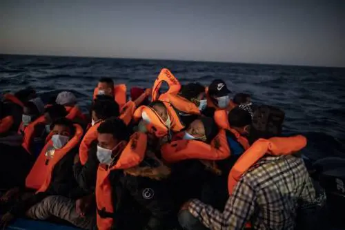 Trucchi e collusioni con i trafficanti. Ecco la maxi inchiesta che inchioda le Ong sui migranti in Italia
