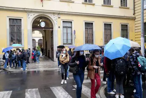 Studenti come sentinelle anti Covid. Ok ai test salivari molecolari in Lombardia
