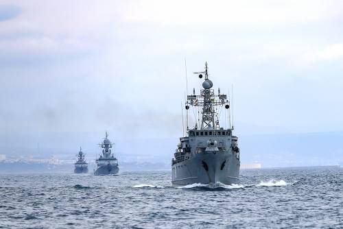 "Si muovono le navi da guerra". Ecco la nuova cortina di ferro