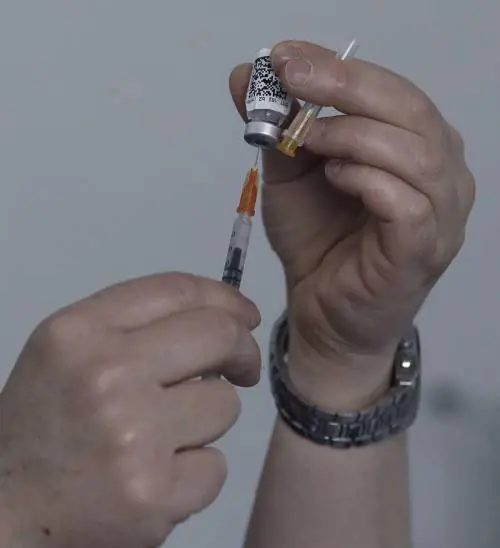 Soluzione salina al posto del Pfizer. Così il medico di base ha "vaccinato" 30 pazienti